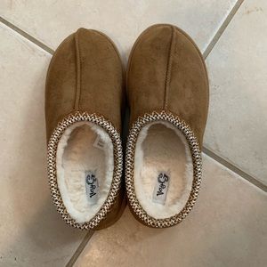 Bruin slip on shoe, NEW